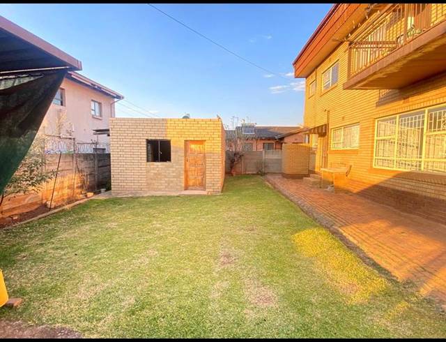 7 BEDROOM HOUSE FOR SALE IN LENASIA SOUTH